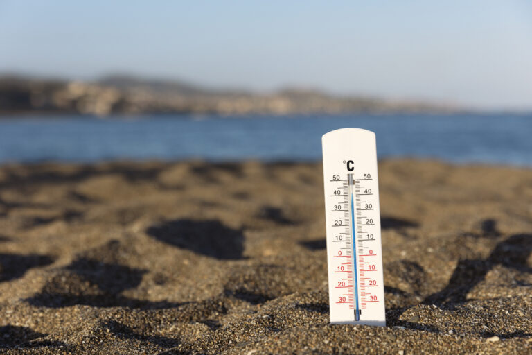 Immagine di Freepik primo-piano-sul-termometro-che-mostra-la-temperatura-elevata