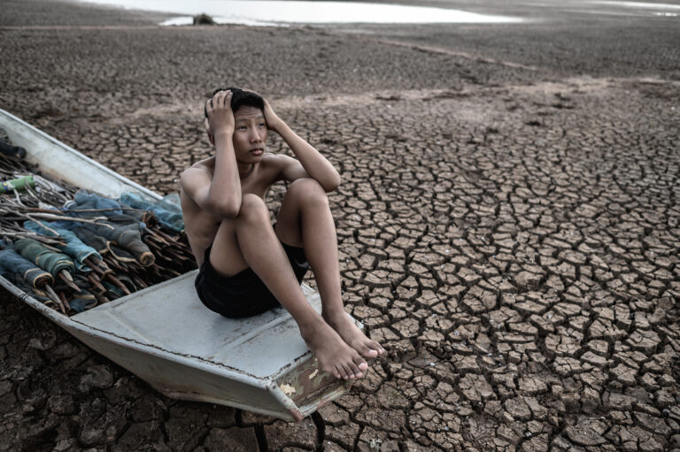 The boy sat on a fishing boat and caught his head on dry soil,gl