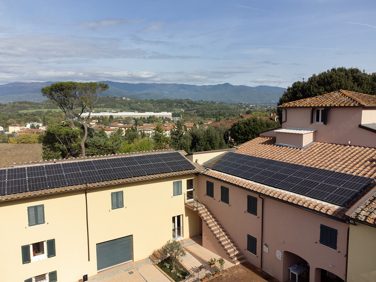 Mostra fotografica 1 Veduta di Villa Pettini e dell'impianto fotovoltaico a tetto costituito da 50 pannelli da 400W ciascuno per una potenza complessiva di 20 kWp. Punto famiglia Villa Pettini è un'associazione di volontariato al servizio delle famiglie e dei richiedenti asilo a Montevarchi (AR).