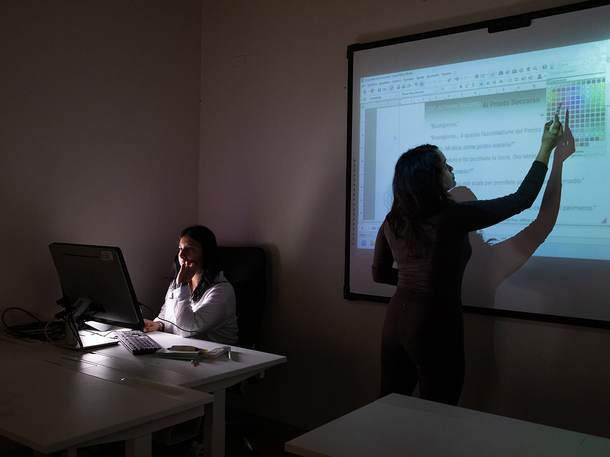 Mostra fotografica 5 Christine Habboun, mediatrice e Maria Alejandra Arias, insegnante, nella scuola di italiano per stranieri della Fondazione Giovanni Paolo II a Villa Pettini, Montevarchi (AR).