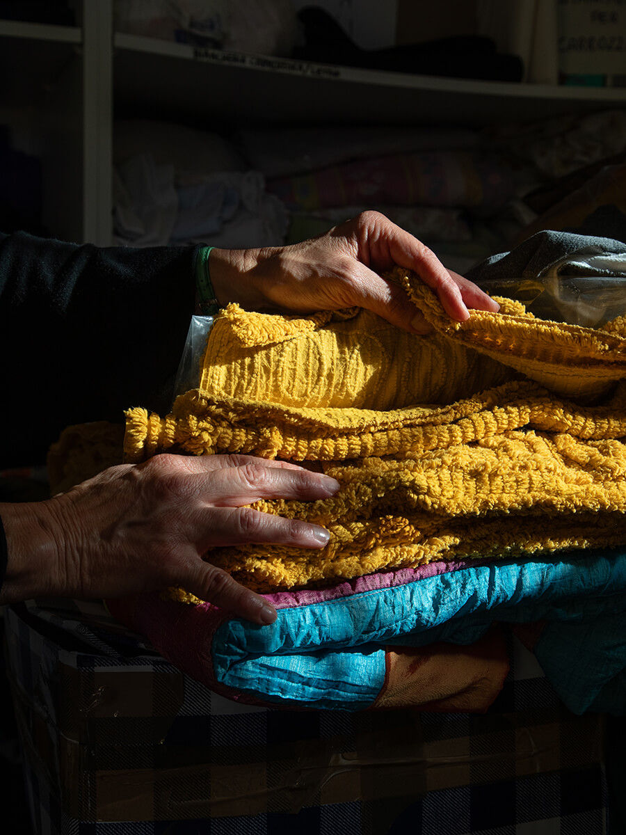 Mostra fotografica 12 "Porta e Prendi", il negozio sociale del Punto Famiglia di Villa Pettini che distribuisce vestiti alle famiglie e alle persone che ne hanno bisogno, Montevarchi (AR).